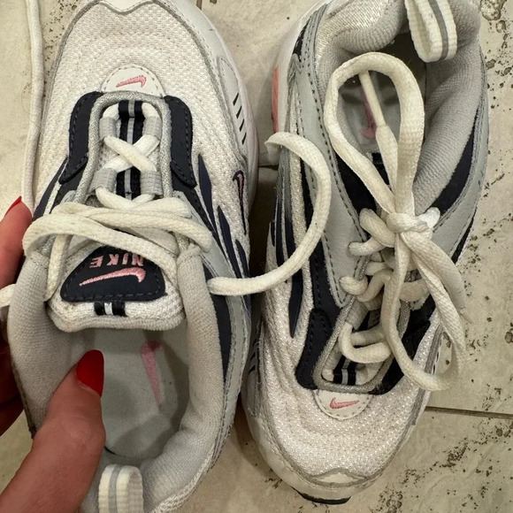 Nike Girl’s Pink Althetic Tennis Shoes - Picture 3 of 9